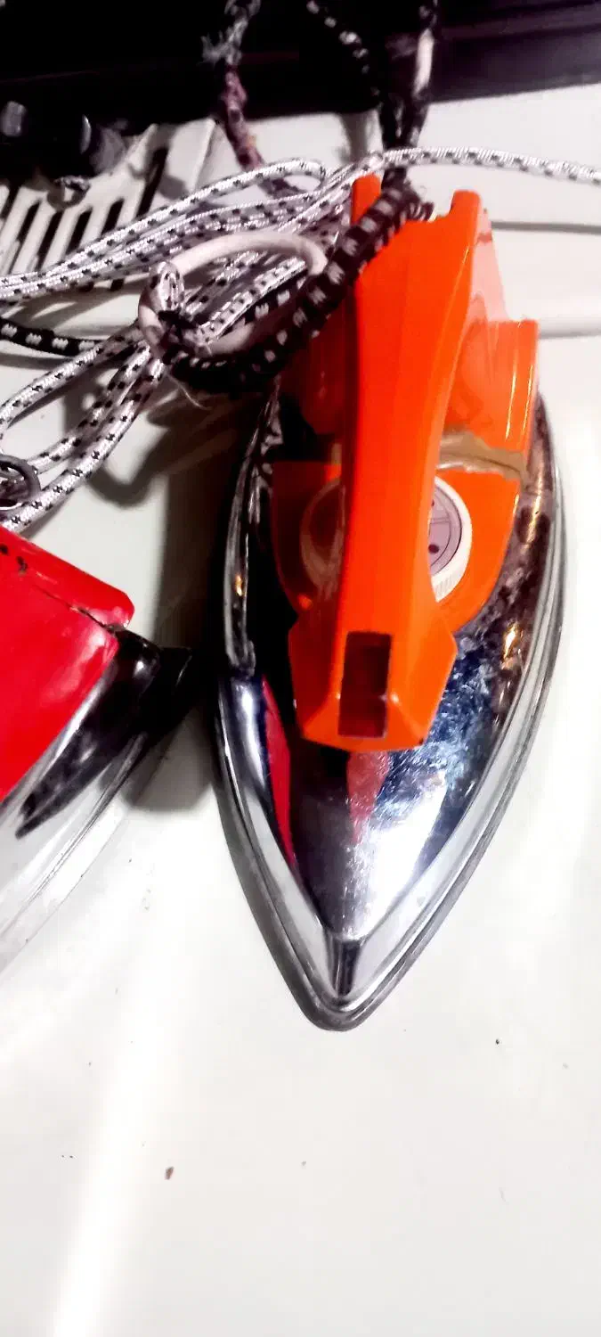 دو عدد اتو قدیمی.  ژاپن.  سالم|اتو و لوازم اتو|جهرم, |دیوار