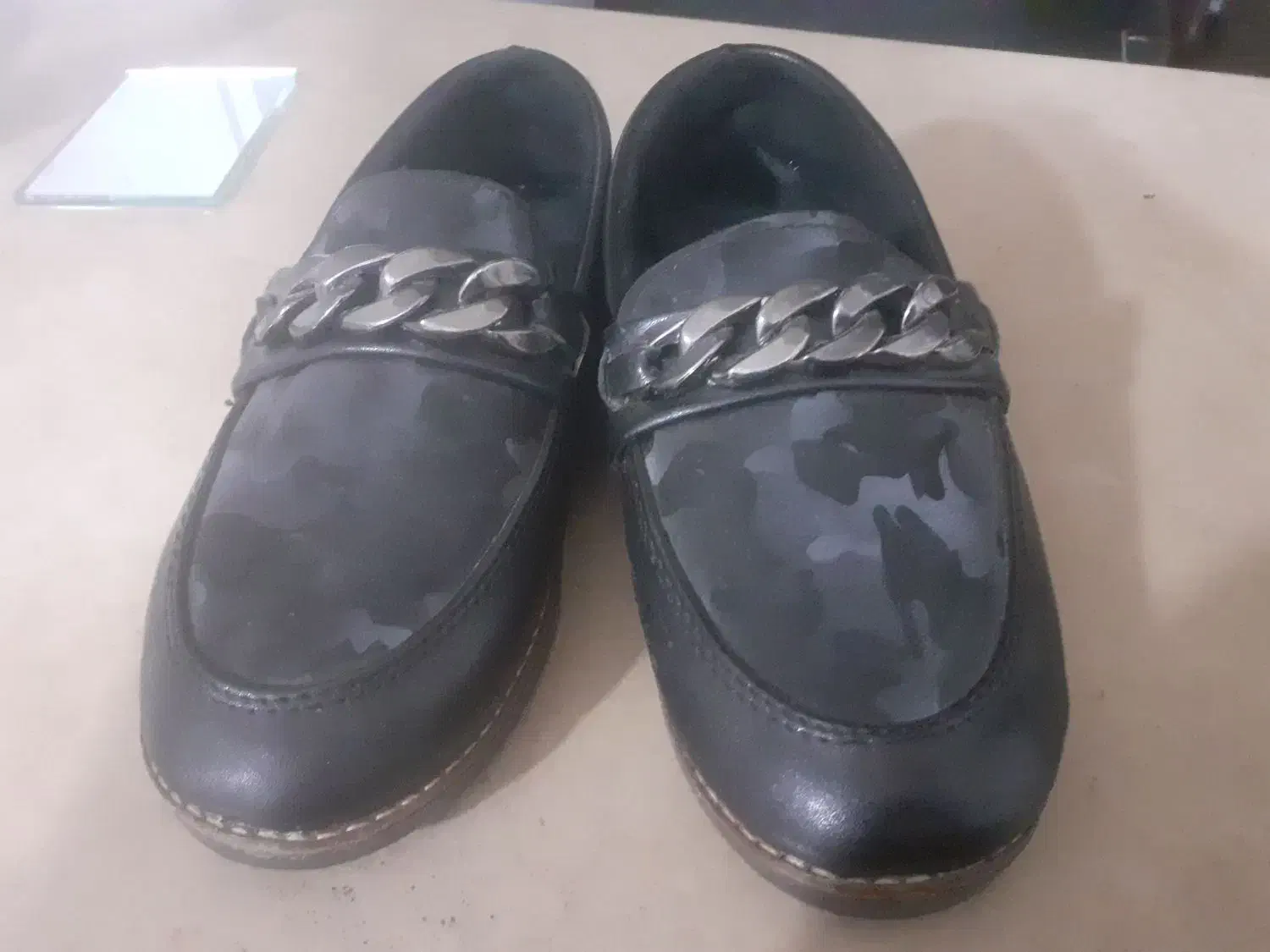 کفشکالجدرحدنو|کیف، کفش، کمربند|تخت سلیمان, |دیوار