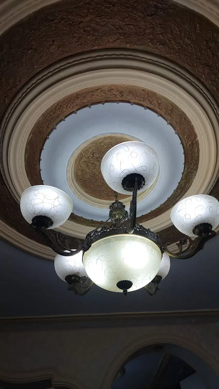 لوستر برنجی|لوستر و چراغ آویز|لاهیجان, قیام|دیوار