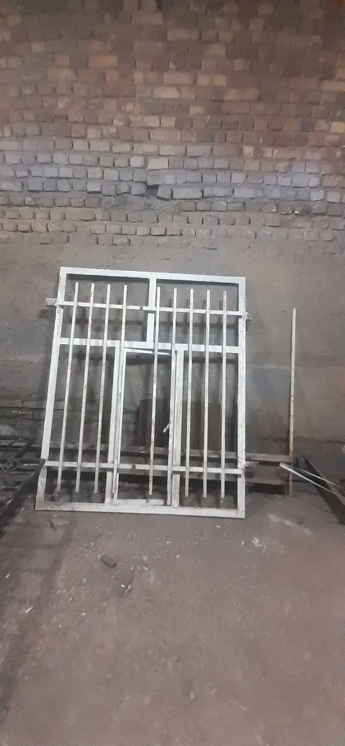 درب تک لنگه حیاطی دو عدد پنجره|مصالح و تجهیزات ساختمان|اراک, |دیوار