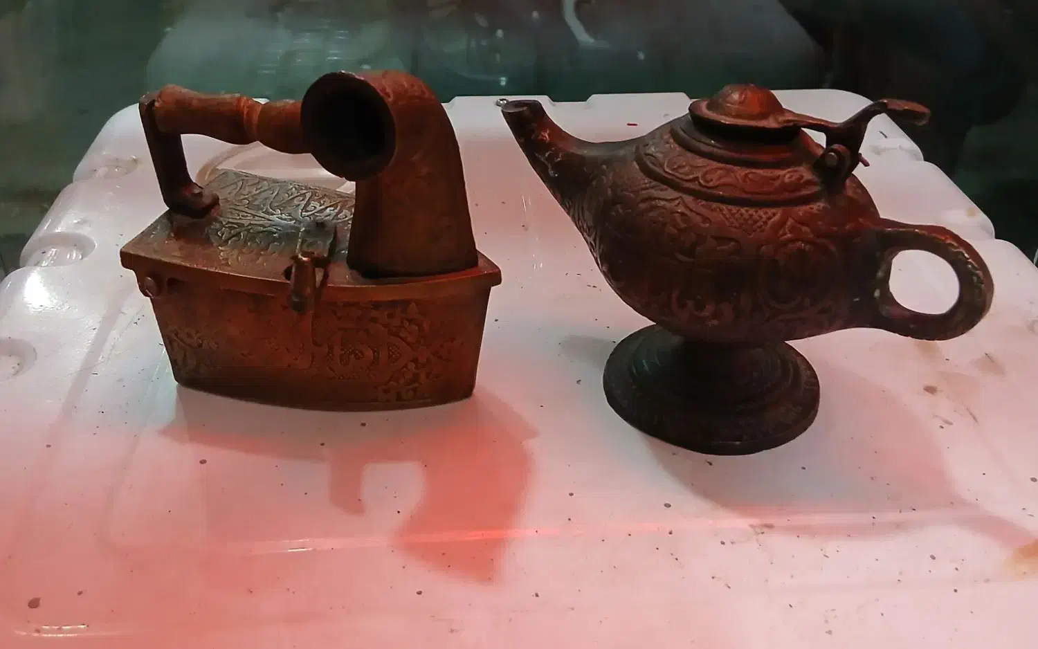 اتو ذغالی ویک چراغ پیتوس هر دو با هم سالم|کلکسیون اشیاء عتیقه|بومهن, |دیوار