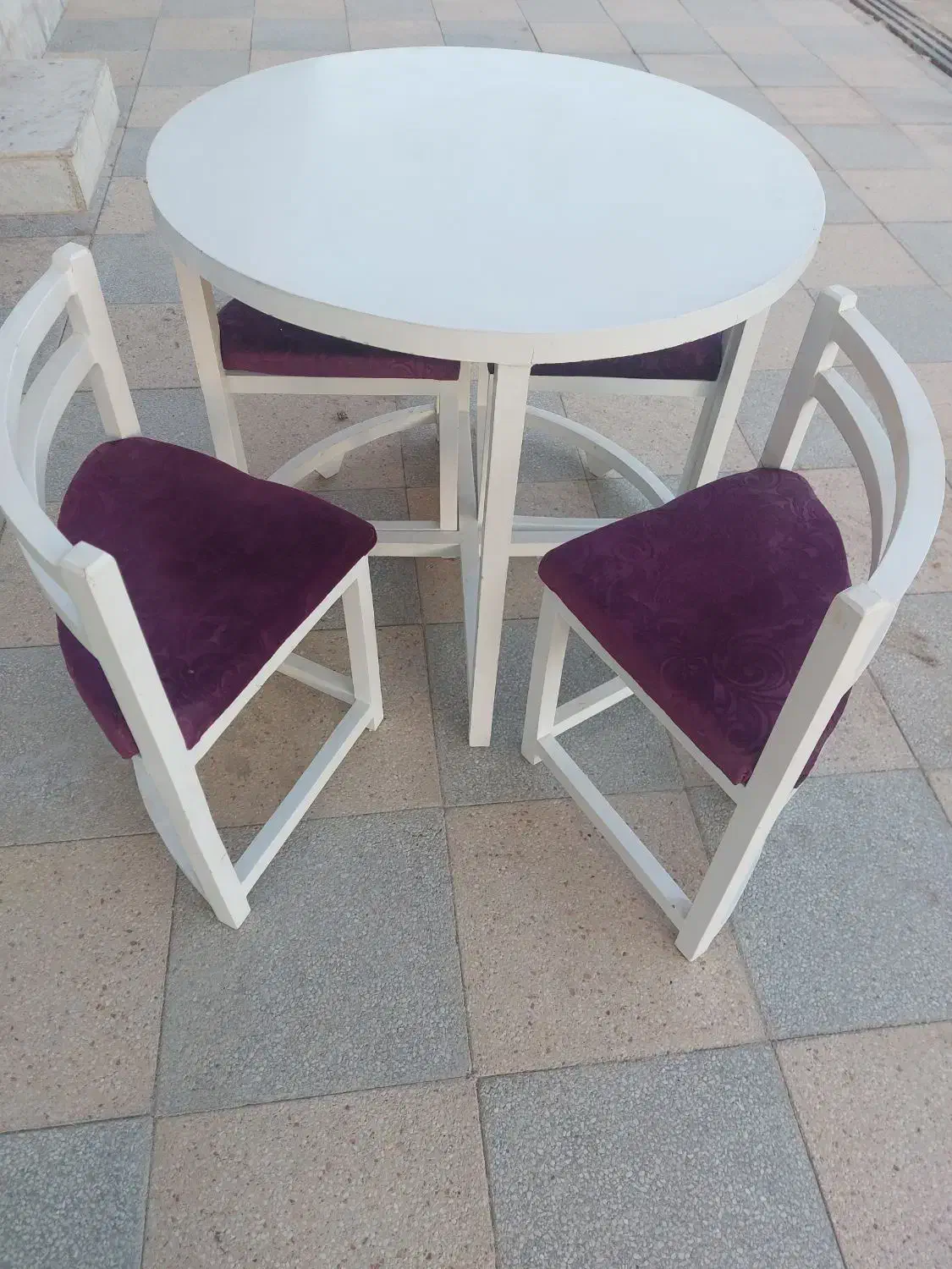 میز نهار خوری گرد|میز و صندلی غذاخوری|بافت, |دیوار