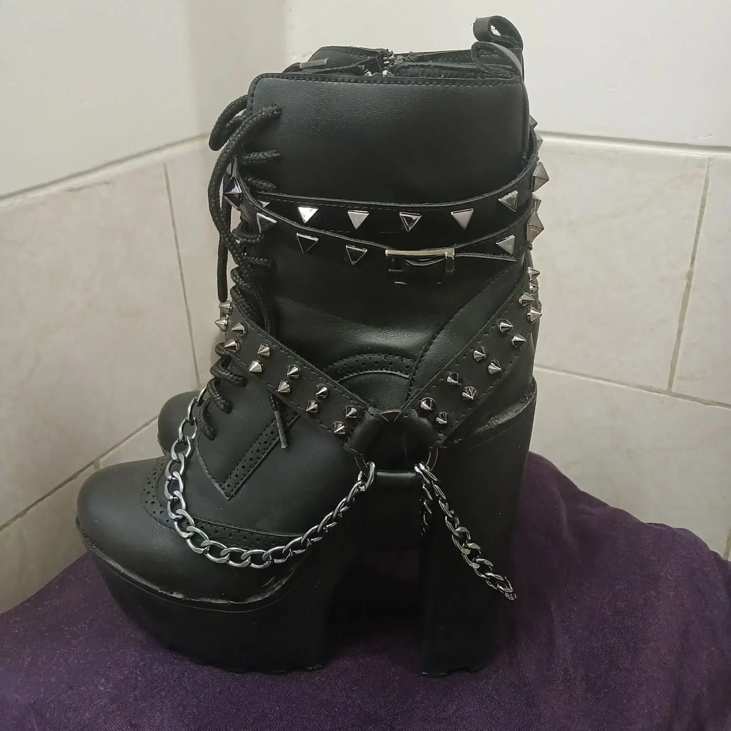 چکمه مجلسی|کیف، کفش، کمربند|بافق, |دیوار