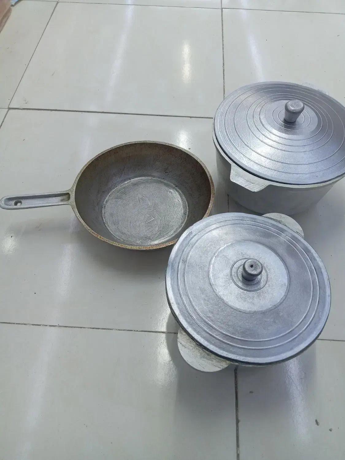 دوتا قابلمه و یک عدد تا چدن ریخته گری|ظروف پخت‌وپز|سبزوار, پاسداران|دیوار