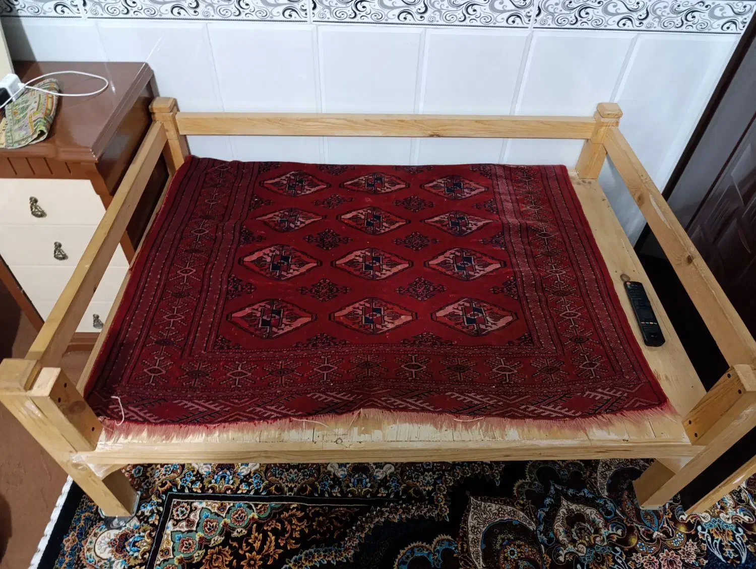 تخت چوبی با قابلیت جابجایی آسان|تخت و سرویس خواب|رباط‌کریم, الارد|دیوار