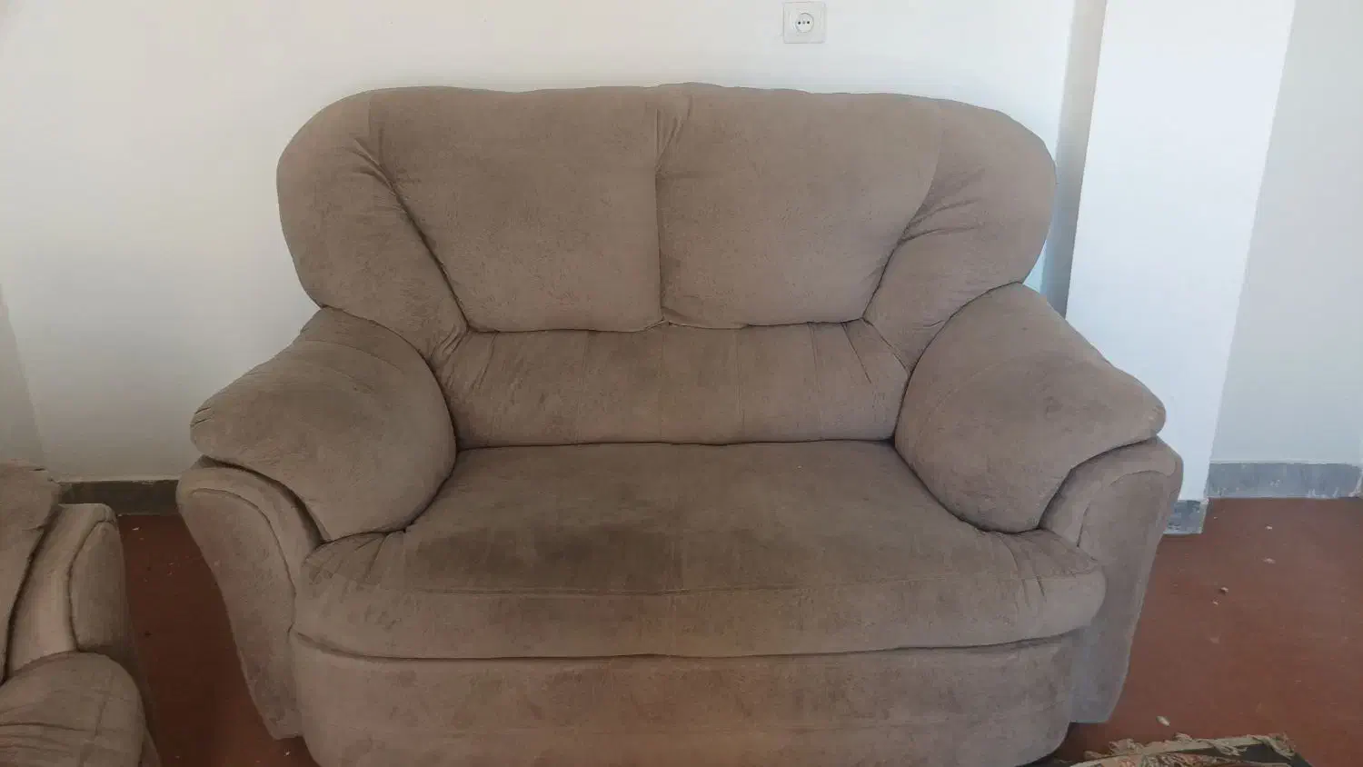 مبل 5نفره رنگ طوسی|مبلمان خانگی و میز عسلی|صدرا-فارس, فاز ۱|دیوار