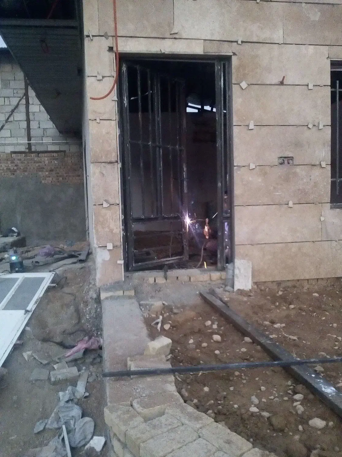 جوشکار سیار اسکلت شیروانی درو پنجره|خدمات پیشه و مهارت|بروجرد, |دیوار