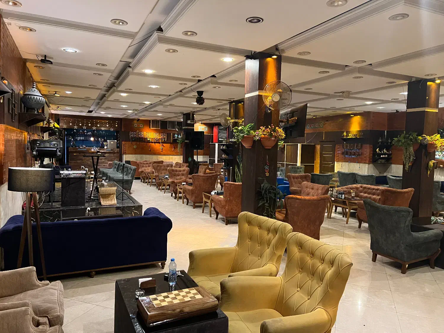 سالن کار|استخدام خدمات فروشگاه و رستوران|تهران, بلوار کشاورز|دیوار