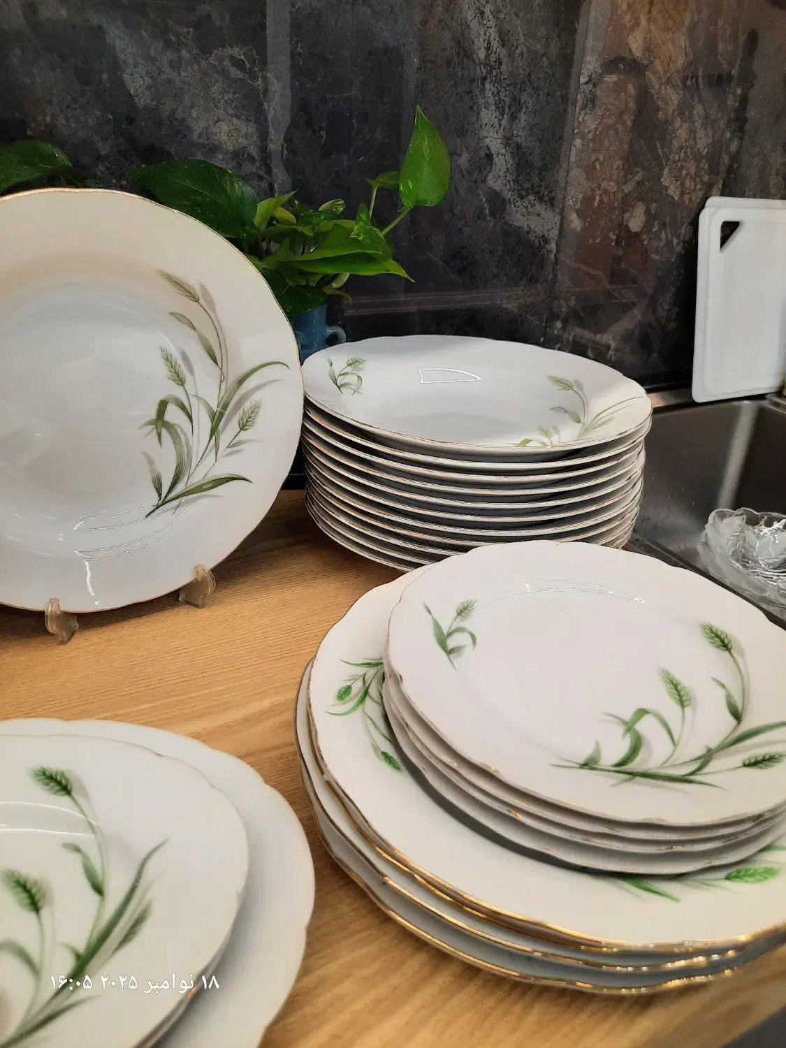 گل گندمی و ظرفهای قدیمی آنتیک و جابرنجی لیمون|ظروف سرو و پذیرایی|لنگرود, |دیوار