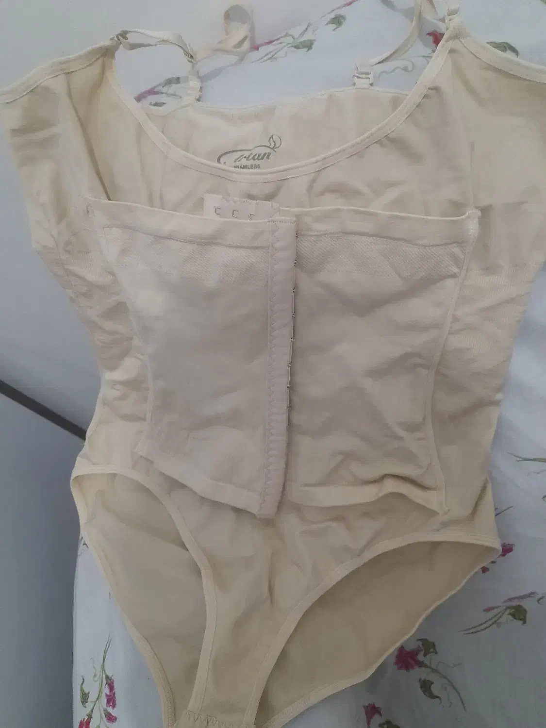 گِن ساعت شنی|لباس|خوی, |دیوار