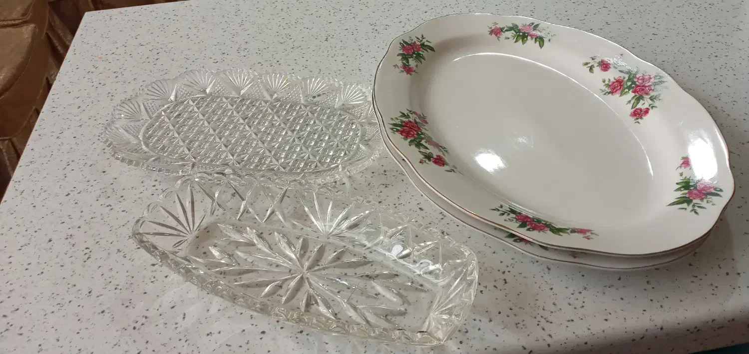 سرویس طرح عینکی بلورفرانسه ودیس چینی گل سرخ وبلور|ظروف سرو و پذیرایی|تهران, علم و صنعت|دیوار