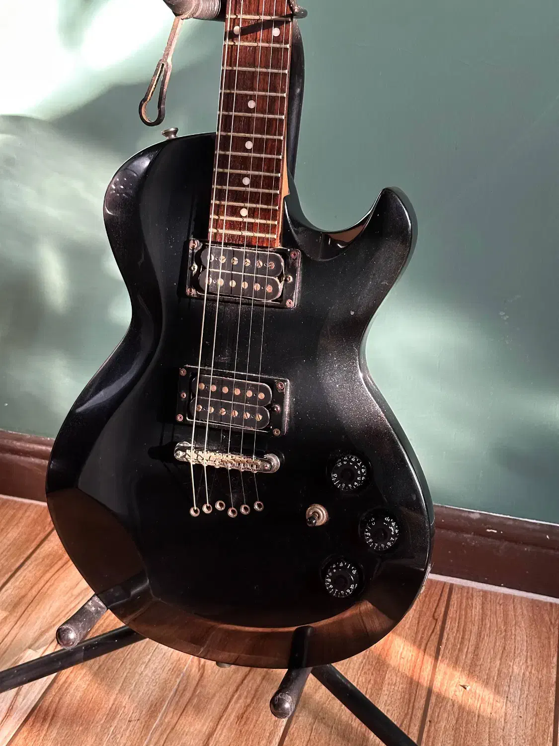 گیتار الکتریک یا همون لید|گیتار، بیس، امپلیفایر|لاهیجان, کوی زمانی|دیوار