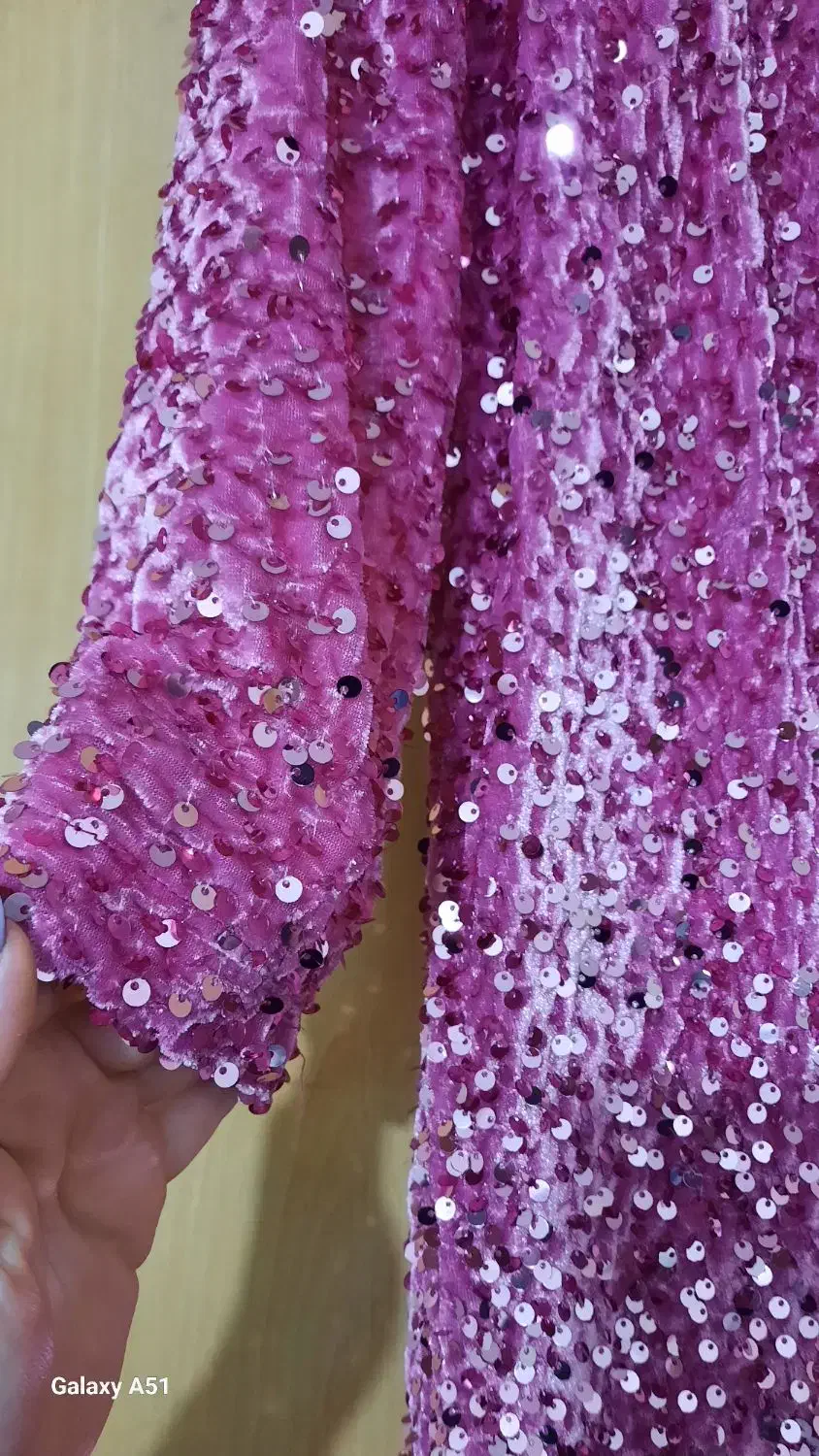 پیراهن پولکی،زمینه مخمل صورتی|لباس|مشکیندشت, |دیوار