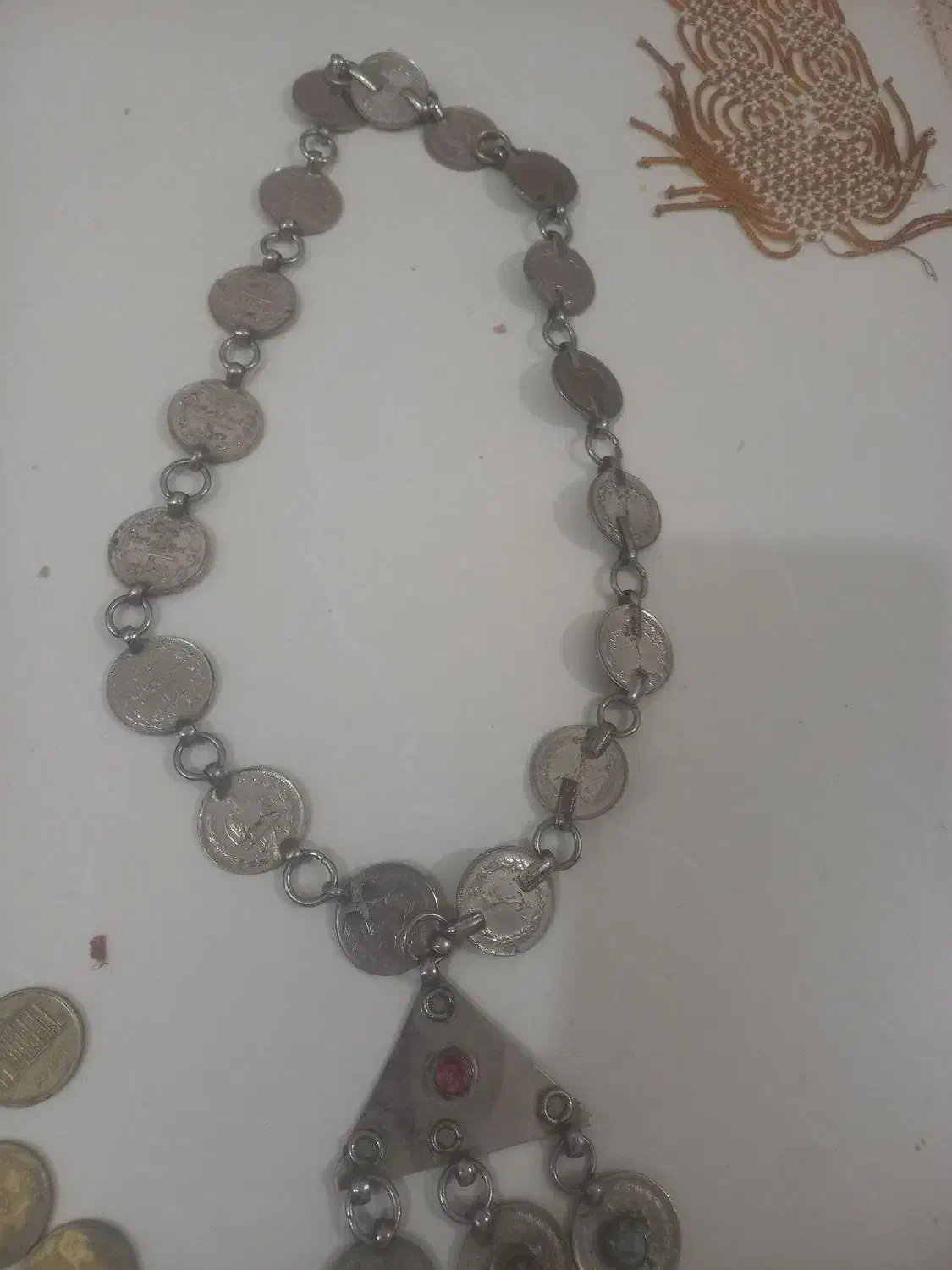 گردنبند سکه ای قدیمی  رادیو قدیمی و چند تا سکه|کلکسیون اشیاء عتیقه|مرند, |دیوار