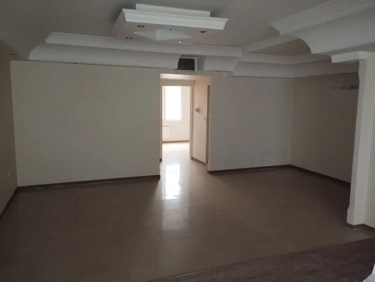 ۹۰ متری فول امکانات نورگیر مناسب