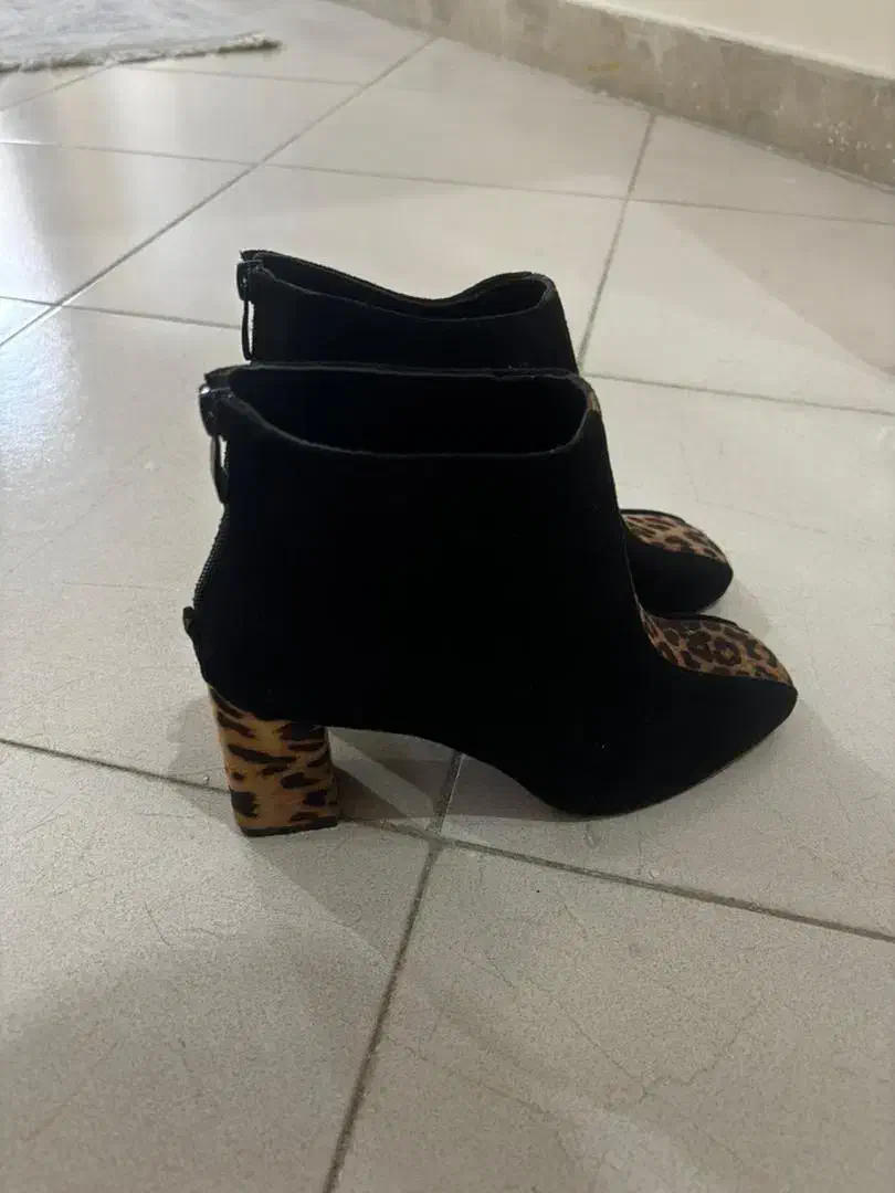 کفش ها نو یا در حد نو|کیف، کفش، کمربند|پرند, فاز ۰|دیوار