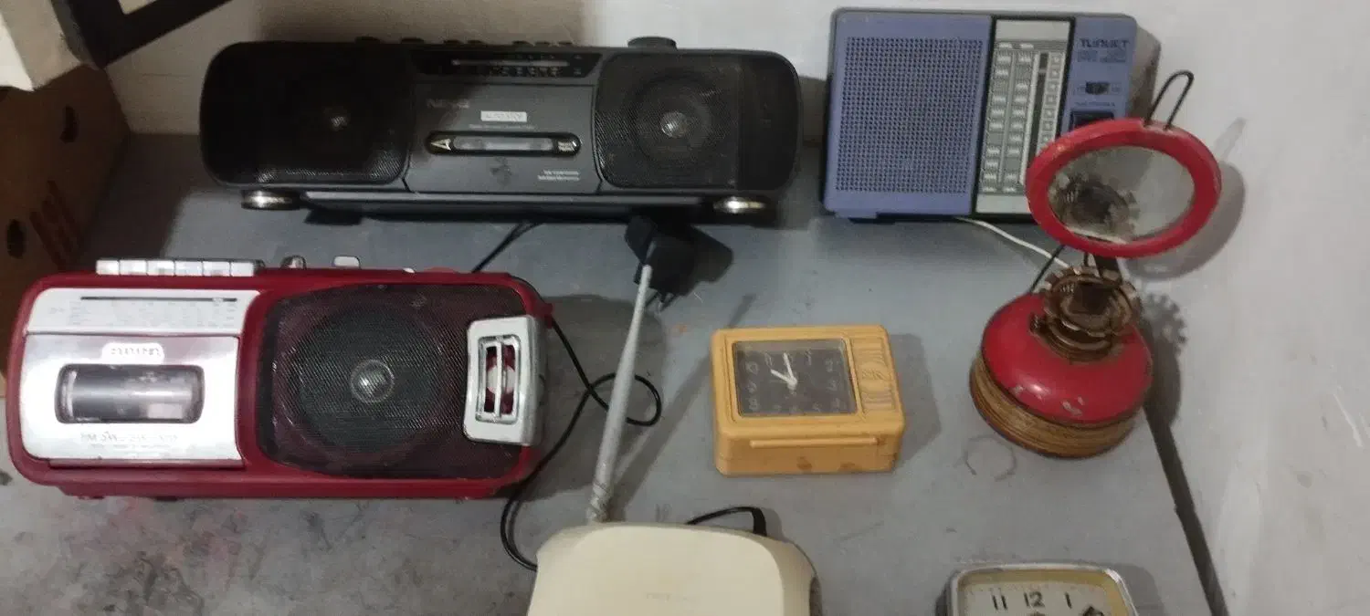 رادیو وضبت و ساعت و چراغ|کلکسیون اشیاء عتیقه|تربت جام, شیخ احمد جامی|دیوار