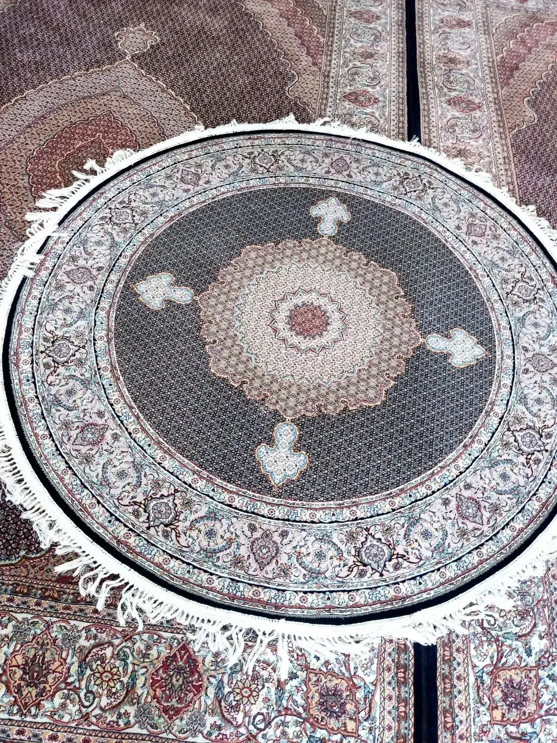 یک تخته فرش ماهی ۱۲۰۰شانه تراکم ۳۶۰۰ در حد نو|فرش|تبریز, |دیوار