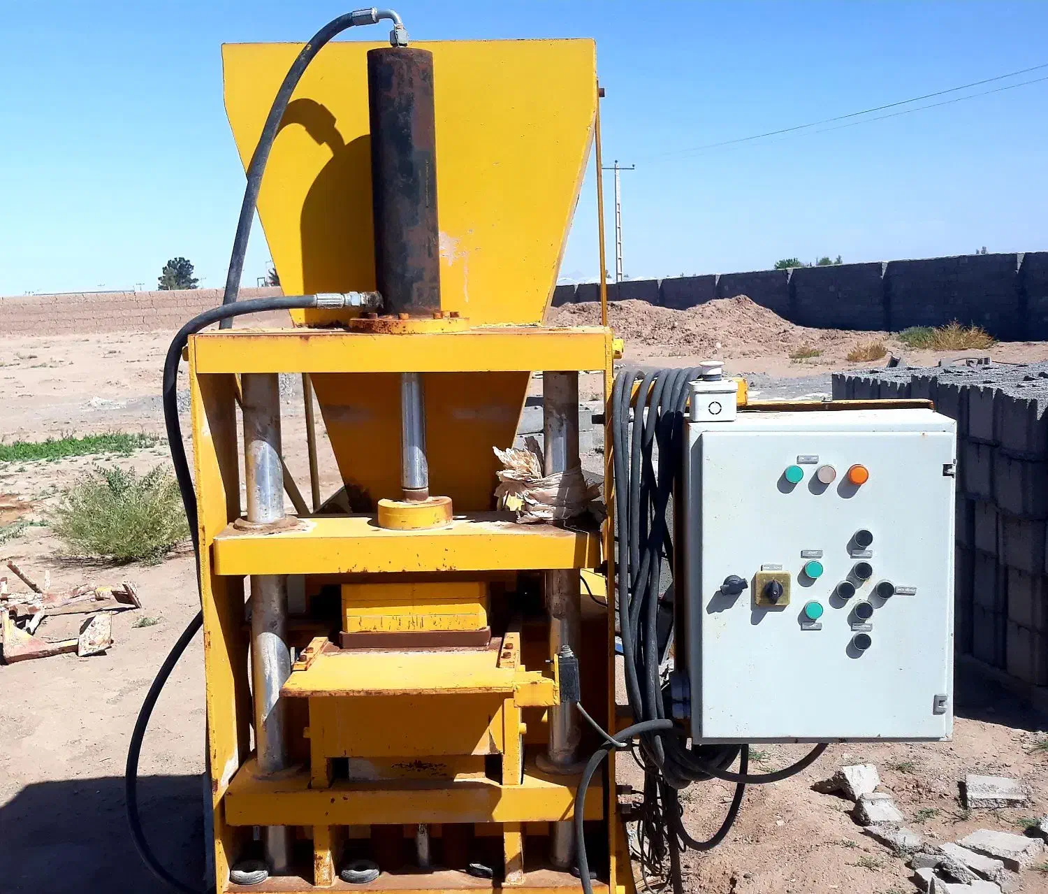 دستگاه  آجر و بلوک پازلی و سنگ فرش و بلوک سیمانی|ماشین‌آلات صنعتی|رفسنجان, |دیوار