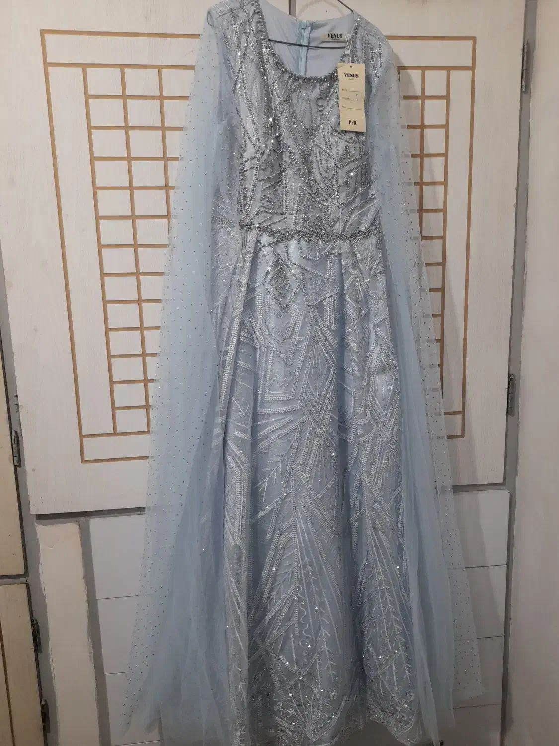 لباس مجلسی زنانه|لباس|رباط‌کریم, رباط‌کریم|دیوار