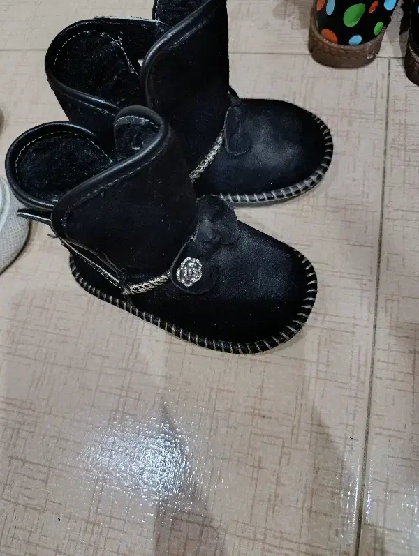 نیم بوت دخترانه سایز24 و 26|کفش و لباس بچه|تهران, سلیمانی|دیوار