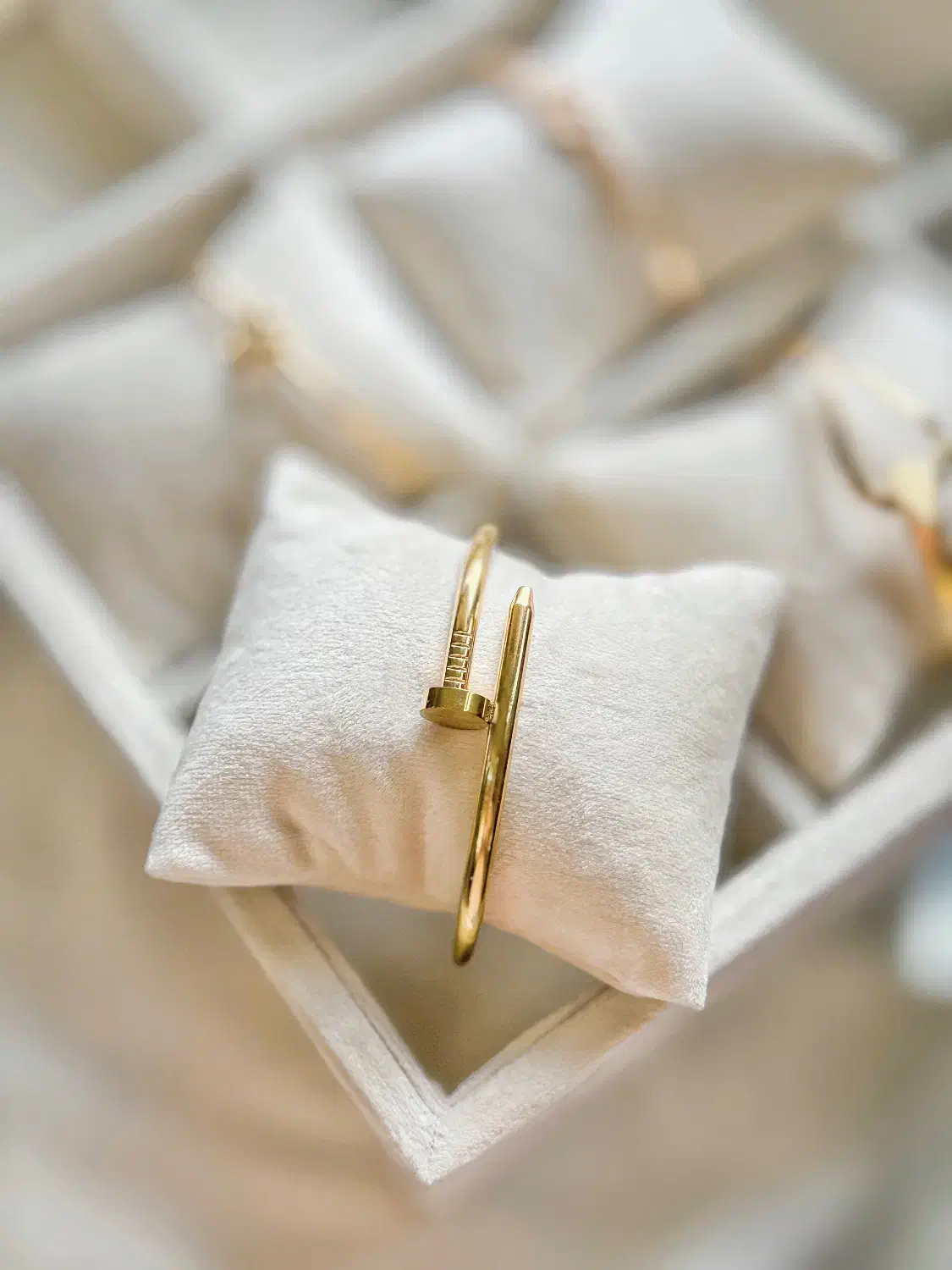 دستبند میخی|بدلیجات|رشت, توشیبا|دیوار