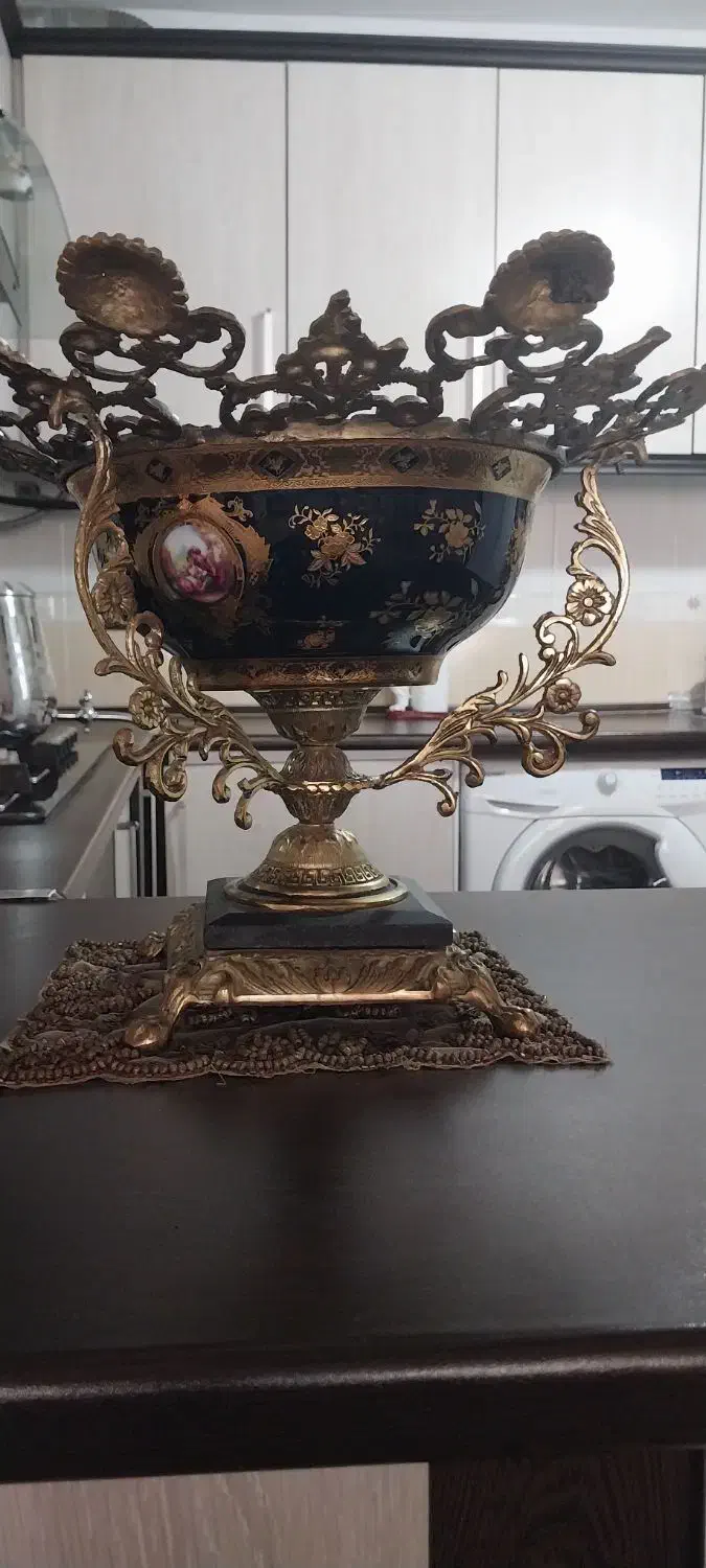 میوه خوری برنجی با کاسه چینی طلا کوب|ظروف سرو و پذیرایی|اراک, |دیوار