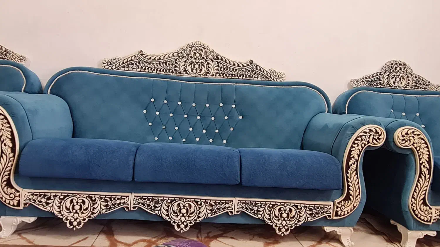 مبل ۸نفره همراه شال مدرن وعسلی|مبلمان خانگی و میز عسلی|صحنه, |دیوار