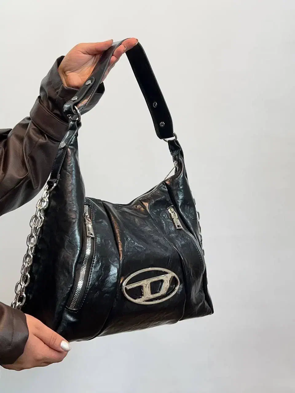 کیف پیدا شده|اشیا|مشهد, حرم مطهر رضوی|دیوار