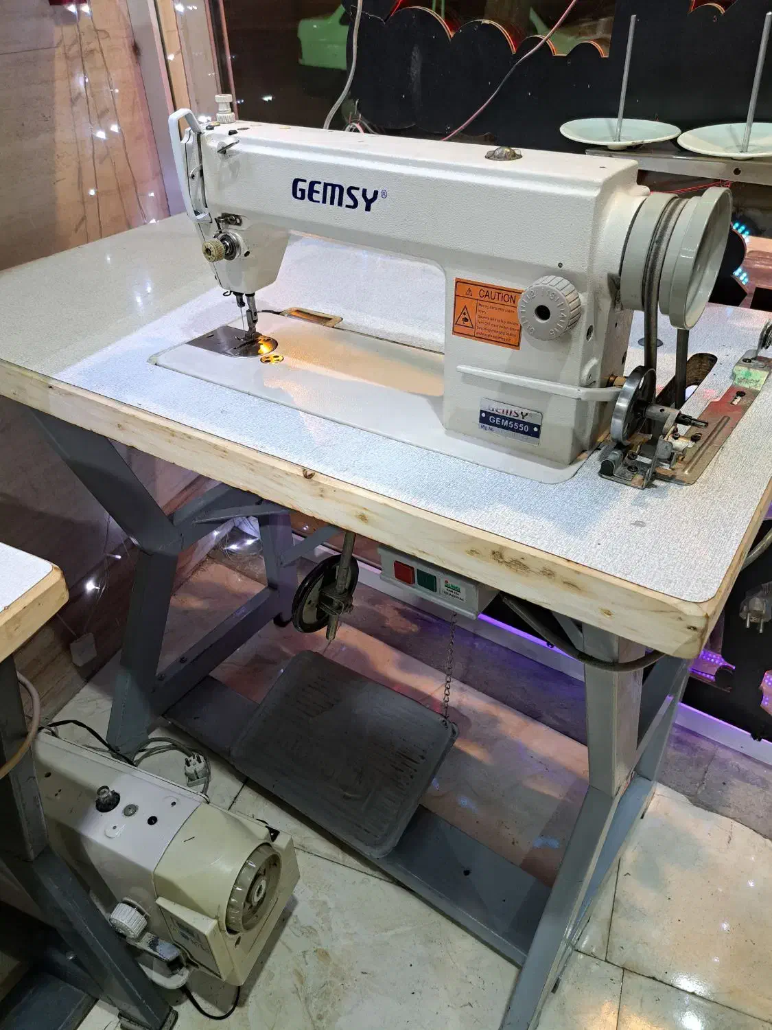 چرخ خیاطی راسته دینام بزرگ|چرخ خیاطی و ریسندگی|کاشمر, |دیوار