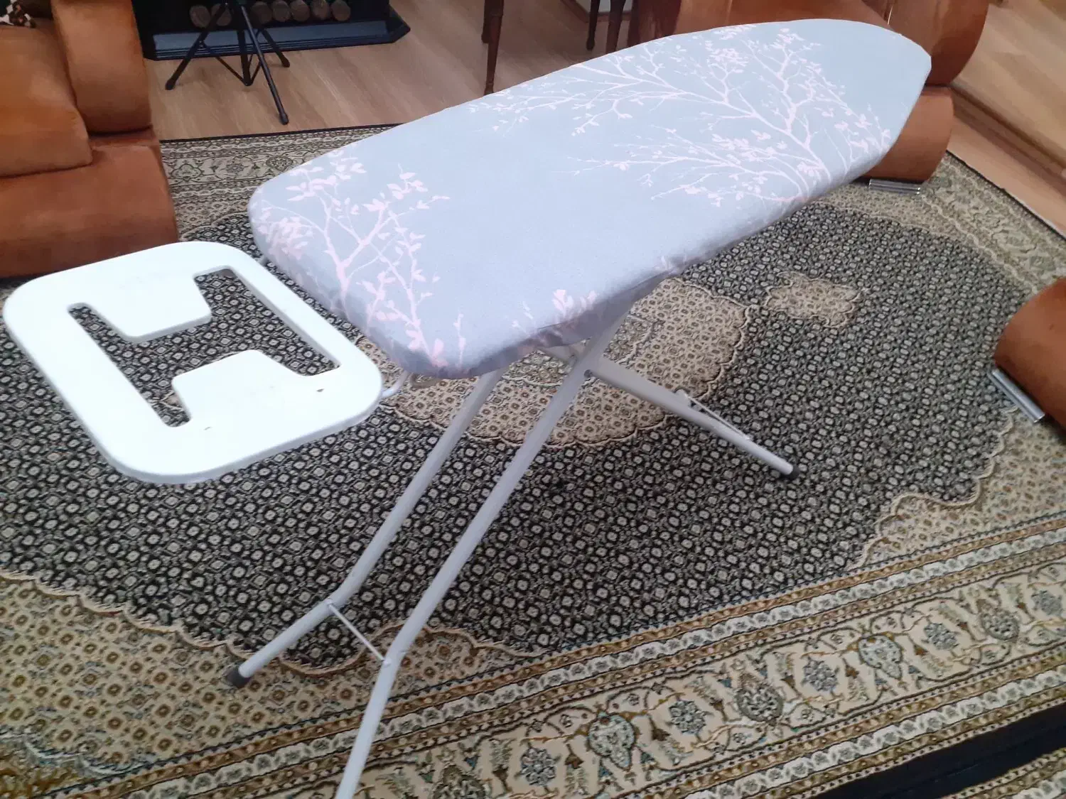 میز اتو سیم دار تمیز و سالم با تنظیمارتفاع|اتو و لوازم اتو|رشت, معلم|دیوار