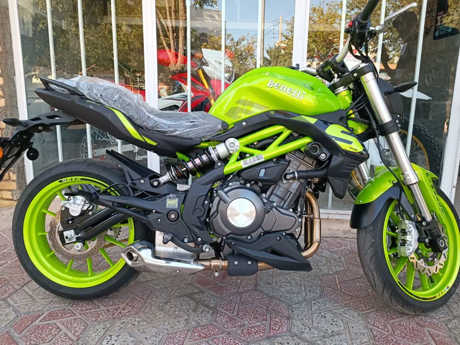 بنلی 300 جفت|موتورسیکلت|قائن, |دیوار