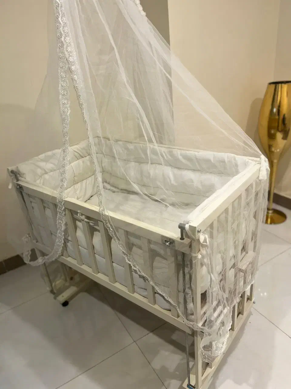 تخت نوزاد کنار مادر  دارای گهواره و پشه بند|تخت و صندلی بچه|فردیس, فردیس|دیوار