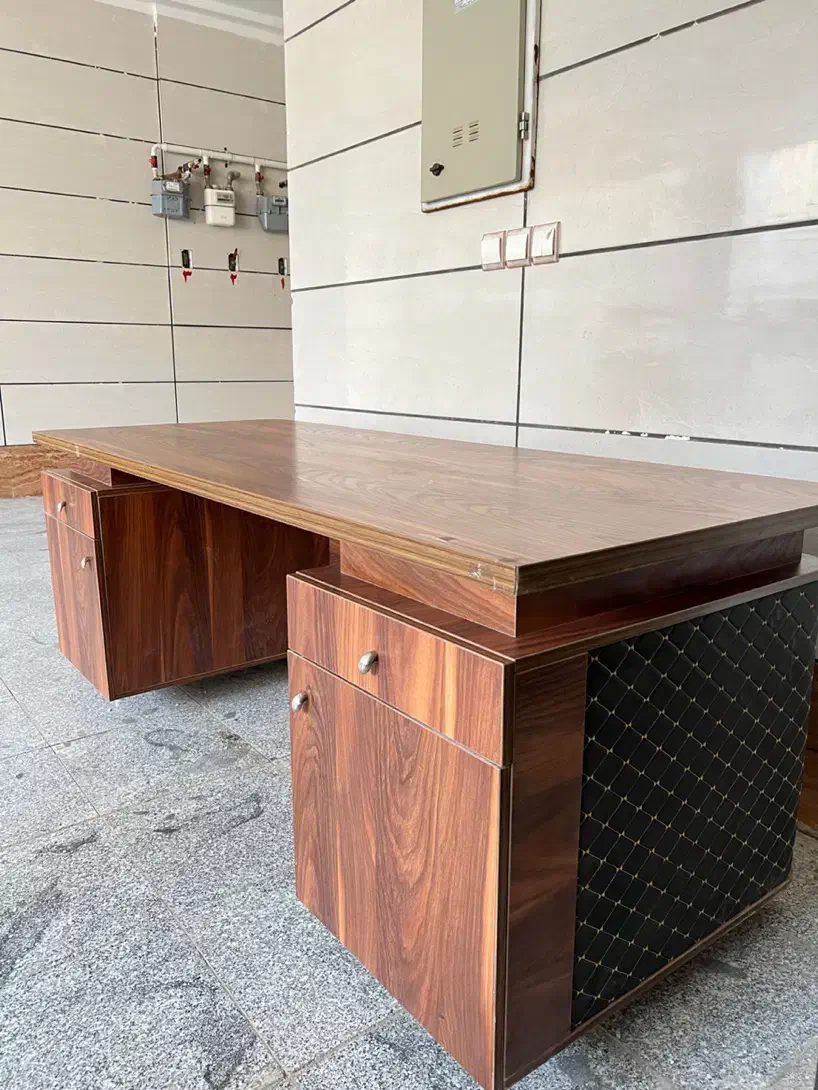 فروش فوری- میز اداری شیک- قیمت استثنایی|دفتر کار|شاهین‌شهر, شهرک ردانی پور|دیوار