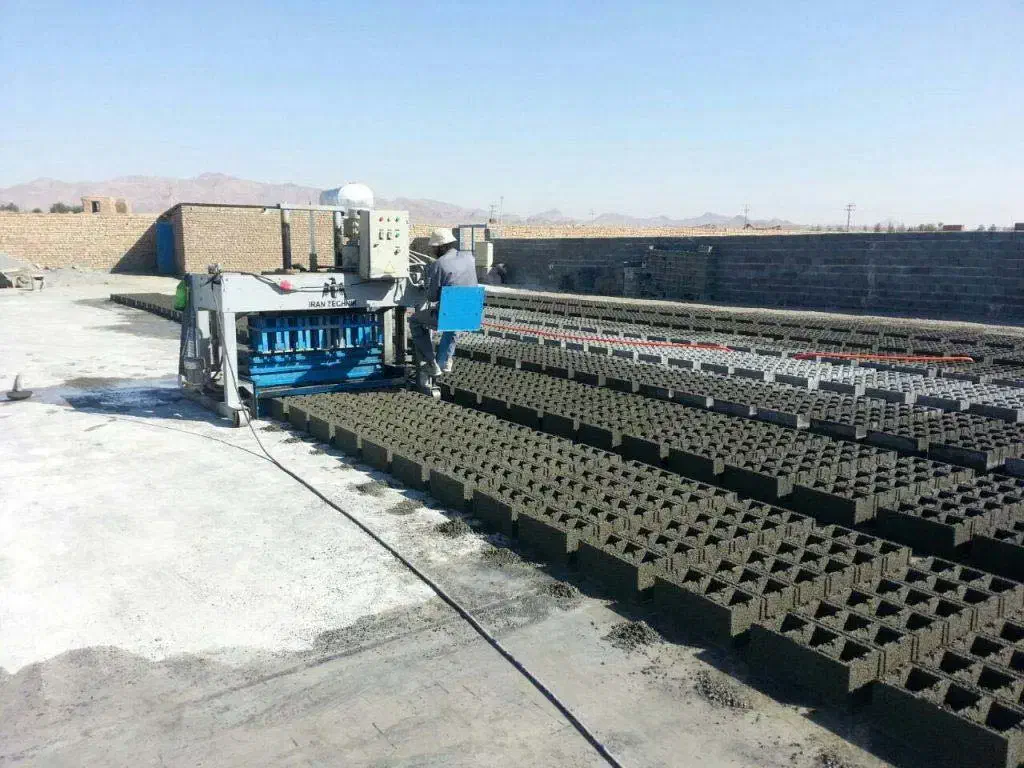 استخدام دائم در کارگاه بلوک زنی با بیمه|استخدام معماری، عمران و ساختمانی|سنندج, |دیوار