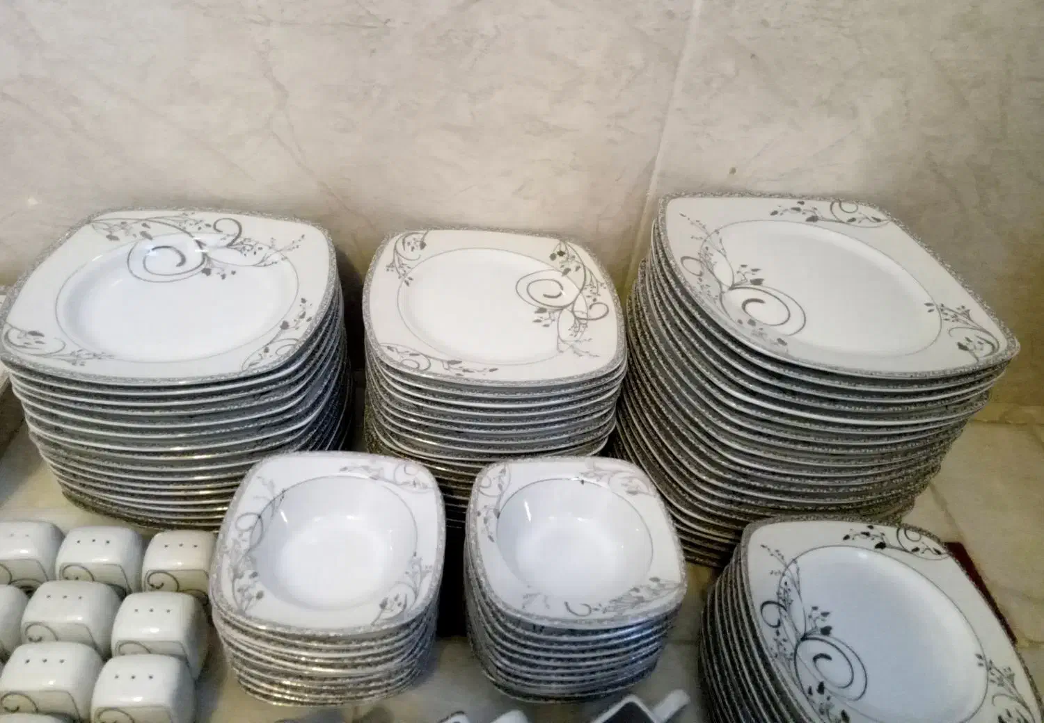 سرویس غذا خوری چینی ۱۸نفره کامل مارک Toos|ظروف سرو و پذیرایی|قم, پشت انبار نفت|دیوار