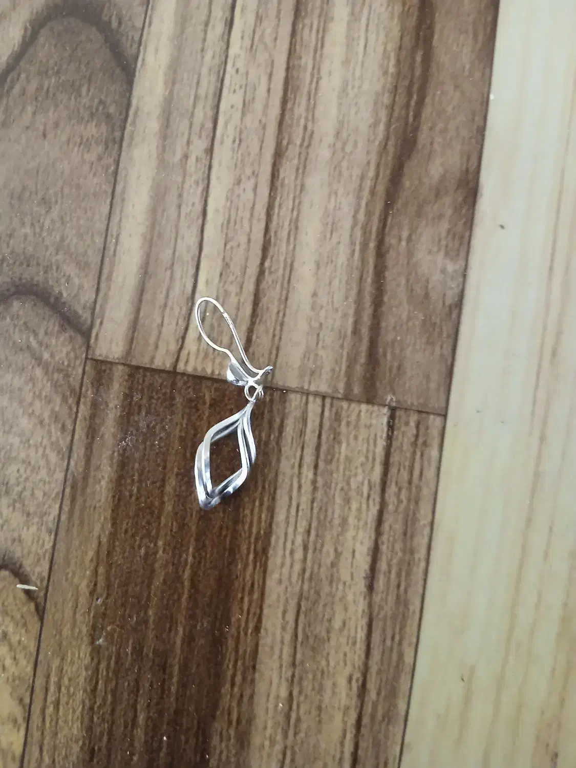 گوشوار گمشده طلا سفید|جواهرات|شیراز, فرگاز|دیوار