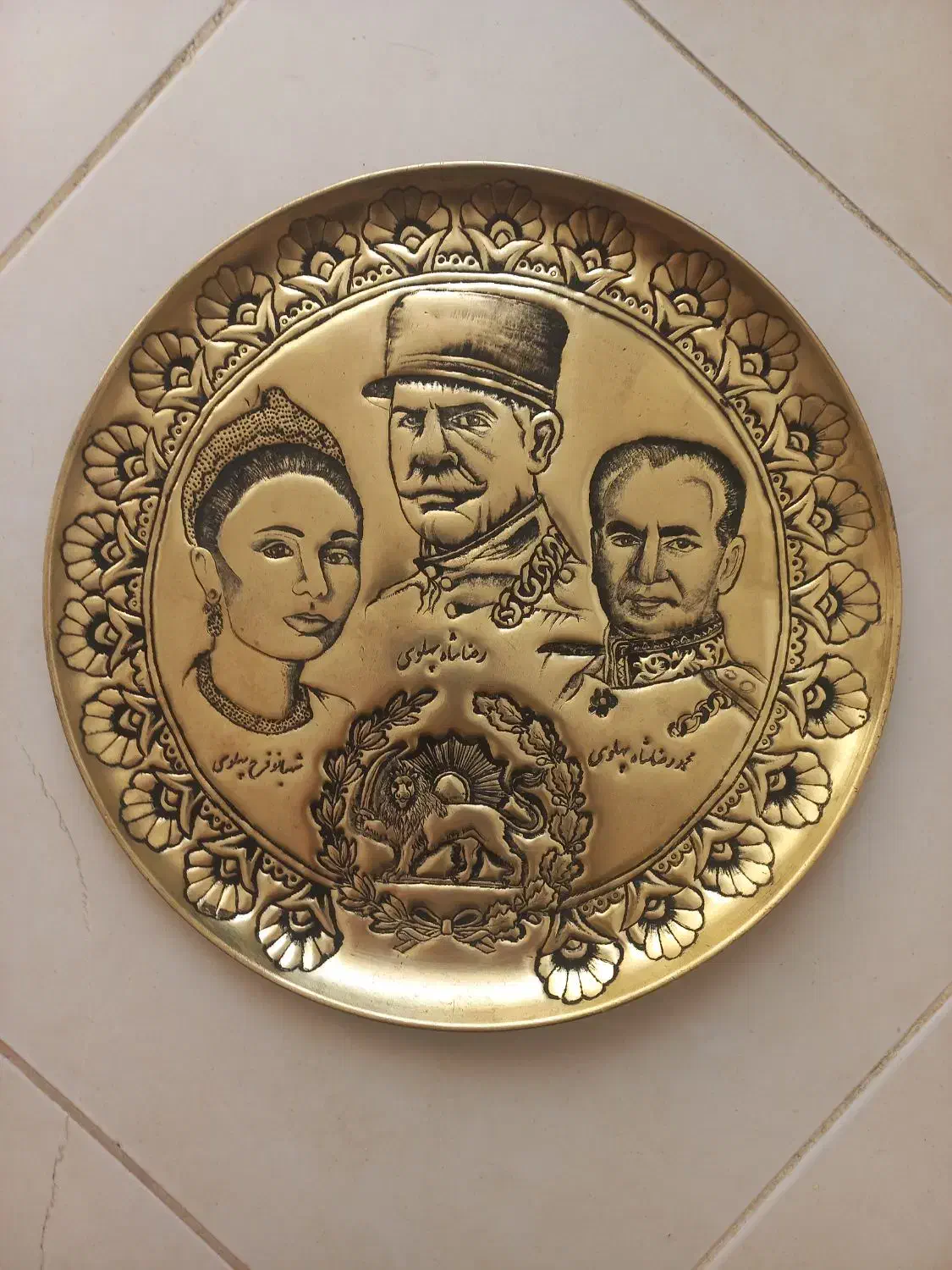 بشقاب دیوار کوب|کلکسیون اشیاء عتیقه|ملایر, |دیوار