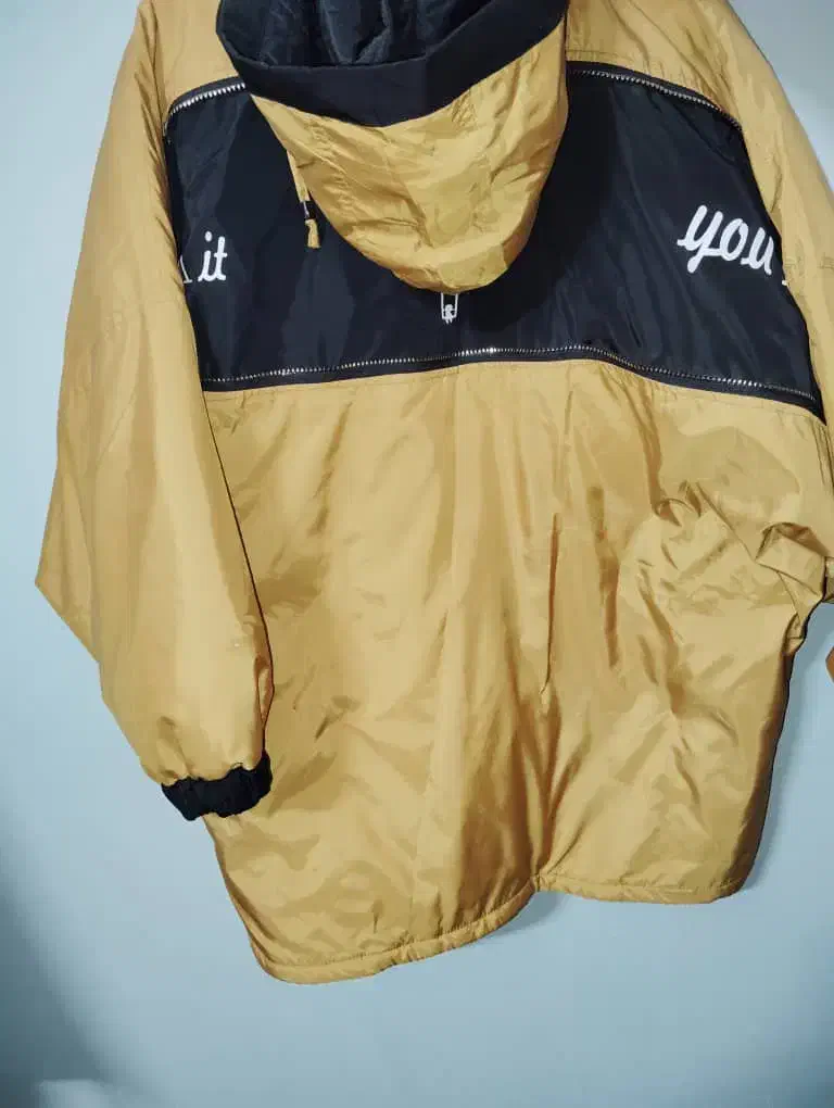 کاپشن|لباس|کازرون, |دیوار