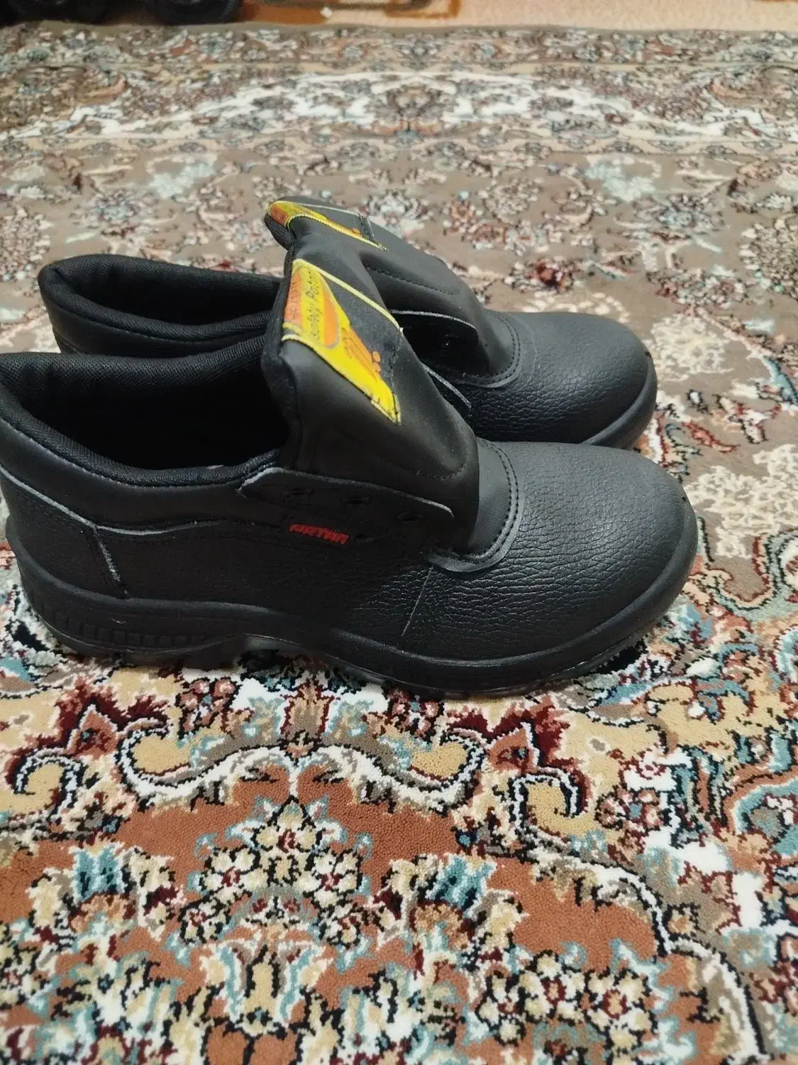 کفش کار|کیف، کفش، کمربند|قرچک, میرزائی شمالی|دیوار