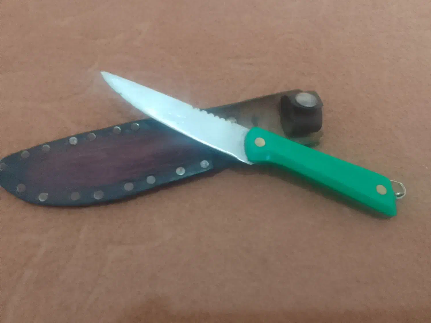 چاقوی تیز و خوش دست با غلاف چرم و باقیمت مناسب|کوهنوردی و کمپینگ|آزادشهر, |دیوار