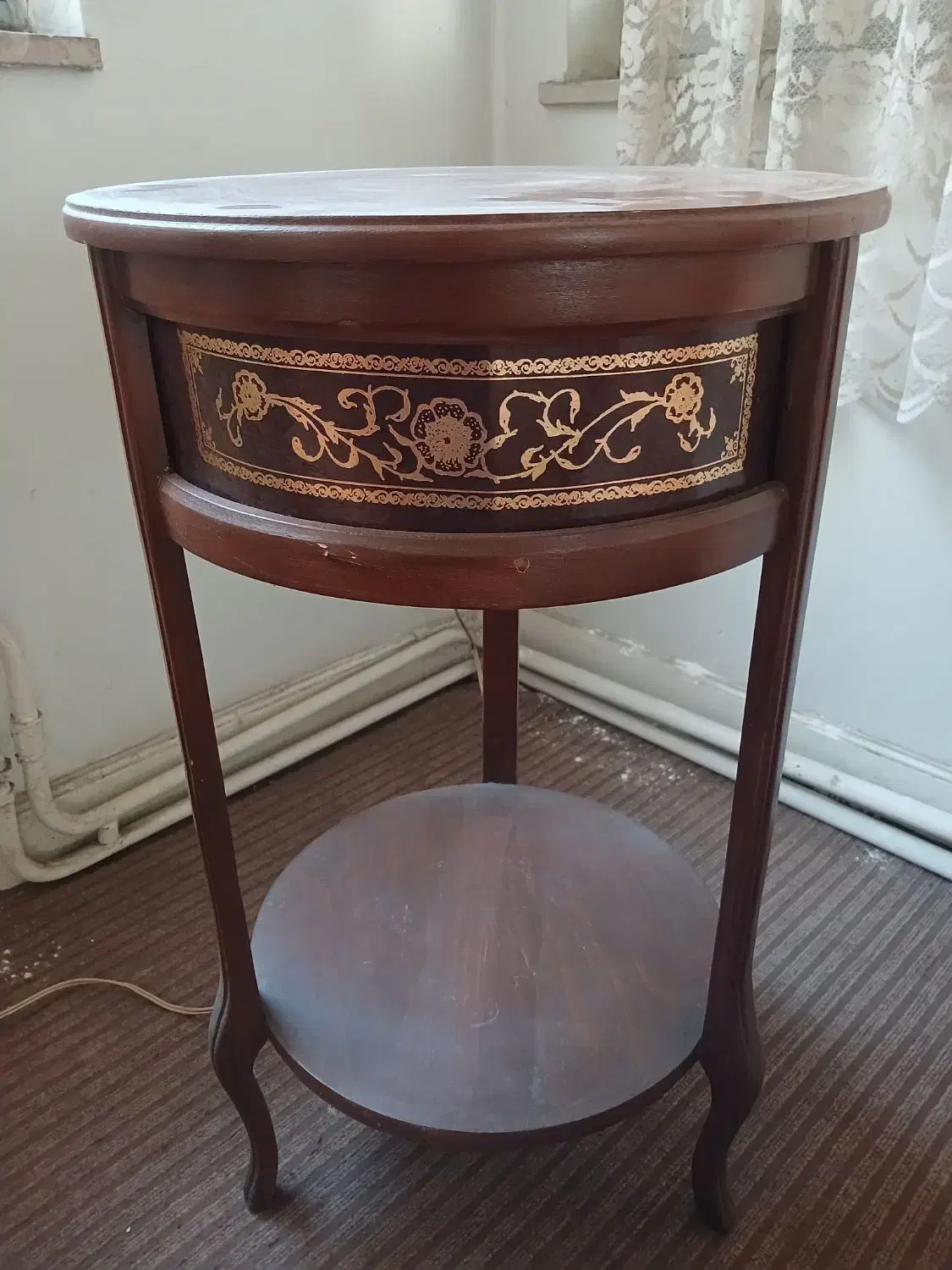 میز تلفن و|کلکسیون اشیاء عتیقه|رشت, استادسرا|دیوار