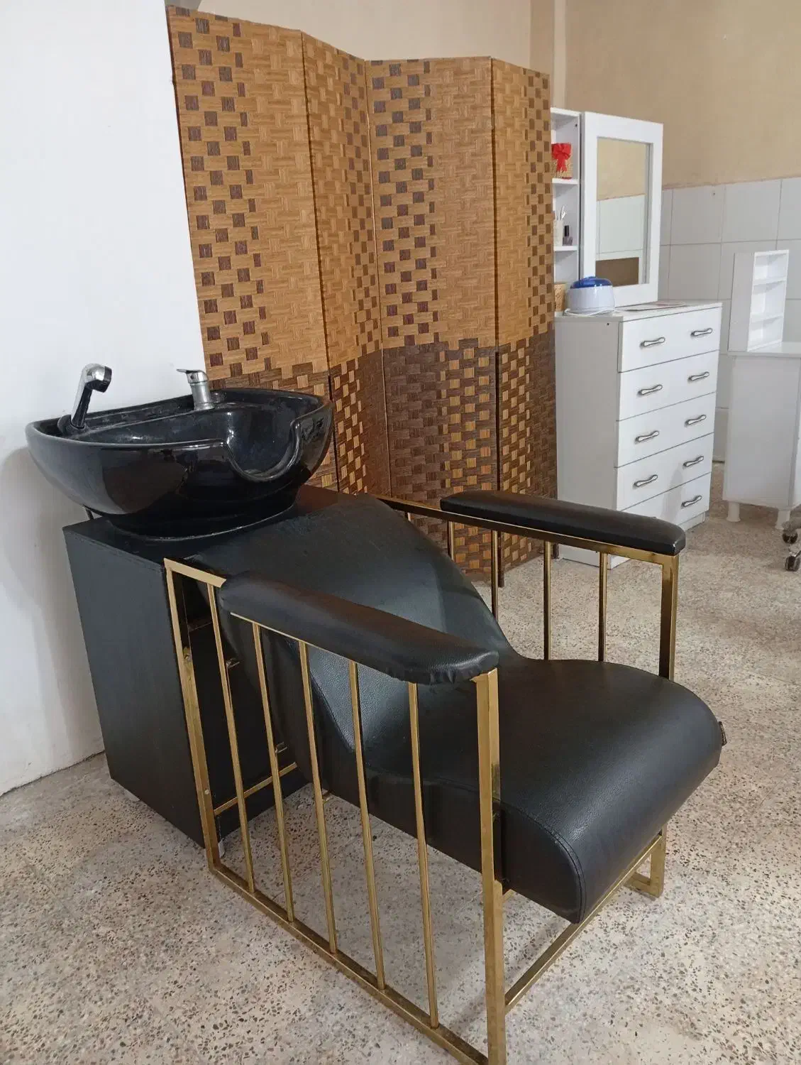 تجهیزات سالن زیبایی|آرایشگاه و سالن‌های زیبایی|لولمان, |دیوار