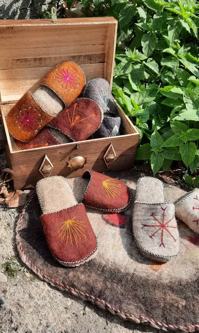 دمپایی نمدی صنایع دستی|کیف، کفش، کمربند|رشت, هلال احمر|دیوار