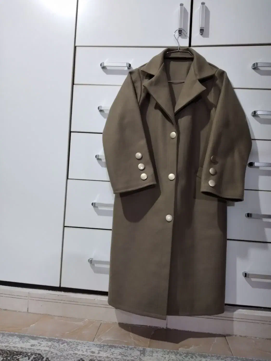 پالتو|لباس|اقبالیه, |دیوار