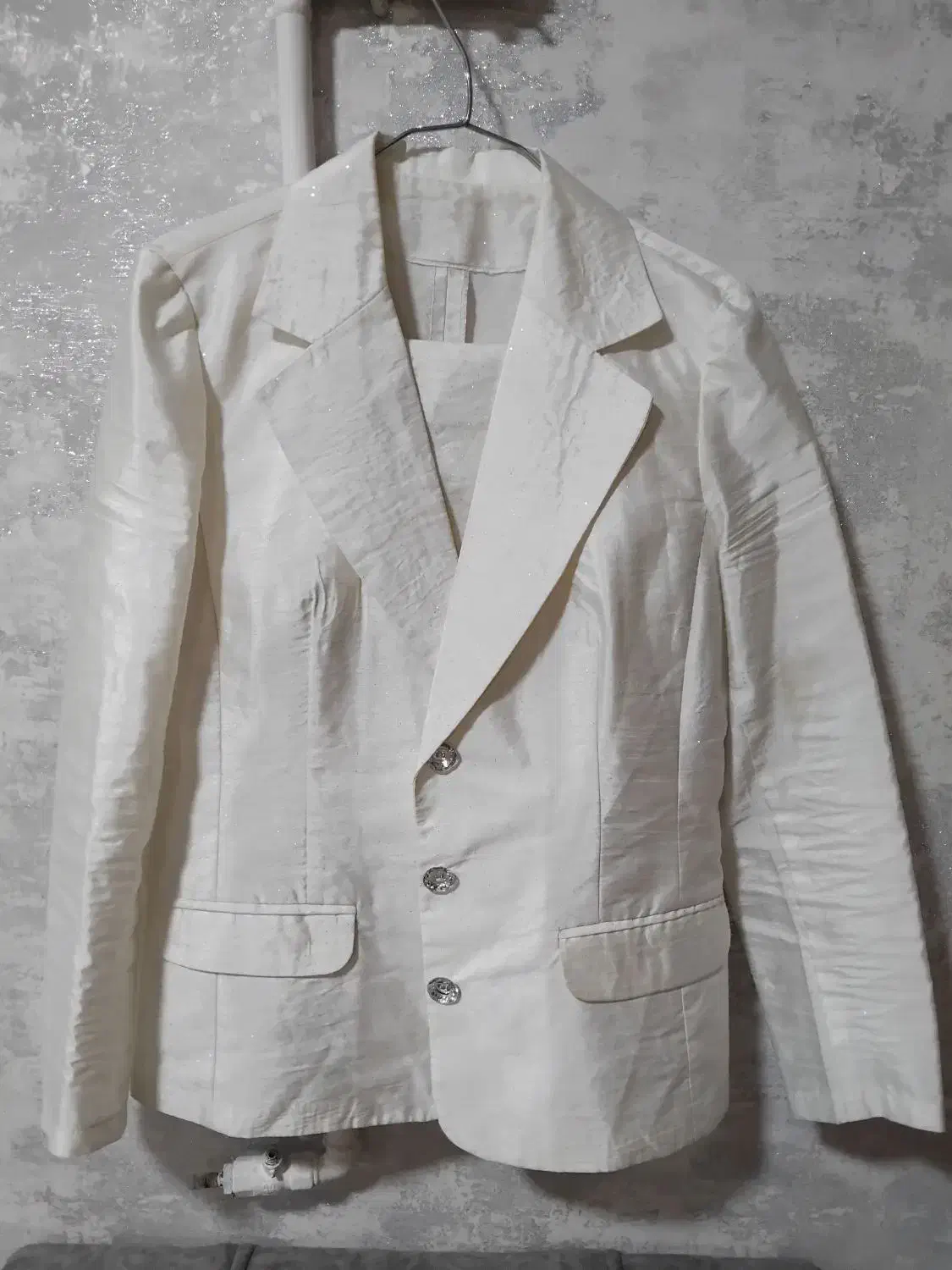 کت و دامن|لباس|دوگنبدان, |دیوار