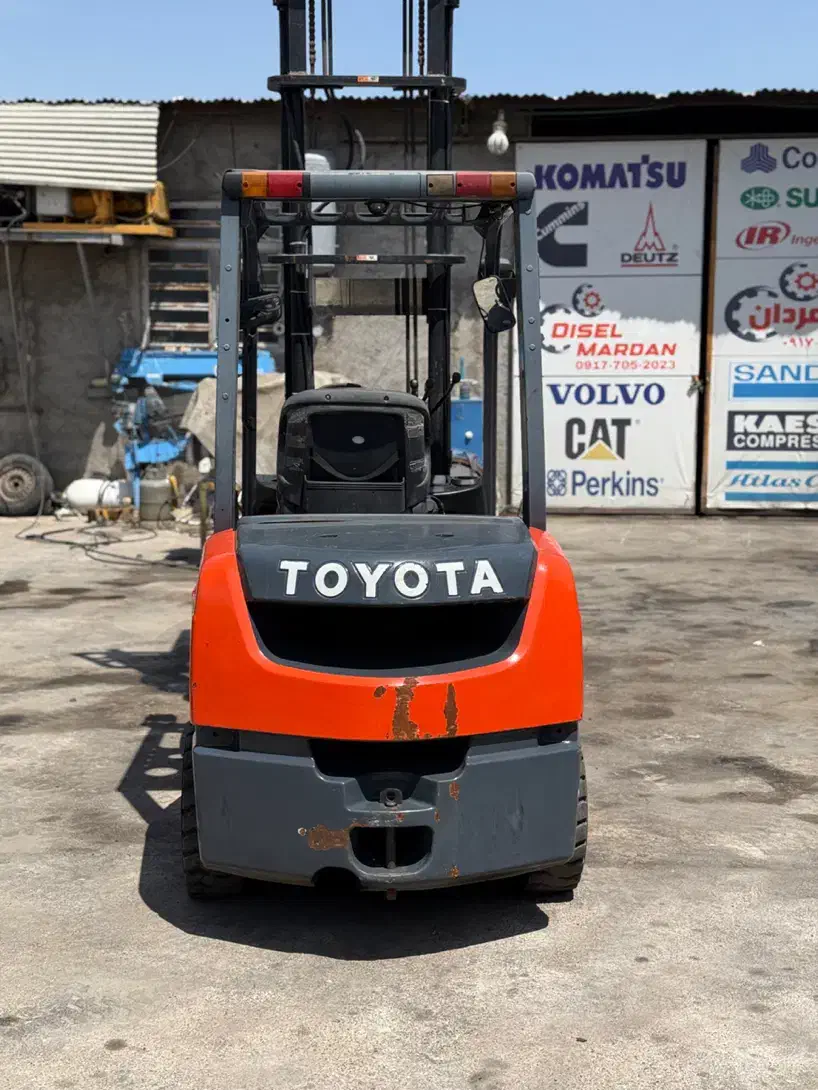 لیفتراک تویوتا ۳/۵ تن|خودرو سنگین|شیراز, شهرک مدرس|دیوار