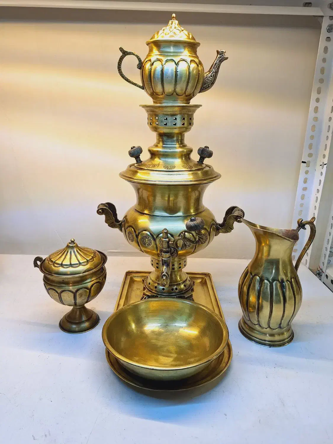 سماور زغالی استکانی با سرویس تمام برنج|کلکسیون اشیاء عتیقه|تهران, آهنگران (سراسیاب دولاب)|دیوار