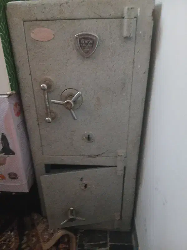 گاوصندوق|کلکسیون اشیاء عتیقه|ارومیه, |دیوار