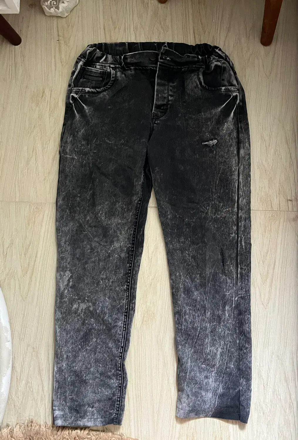 شلوار جین زنانه|لباس|رشت, منظریه|دیوار